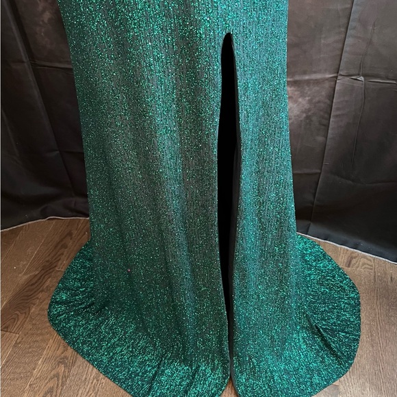City Triangles NWOT Emerald Green V-Neck Formal Gown. Size 11 - Picture 2 of 10